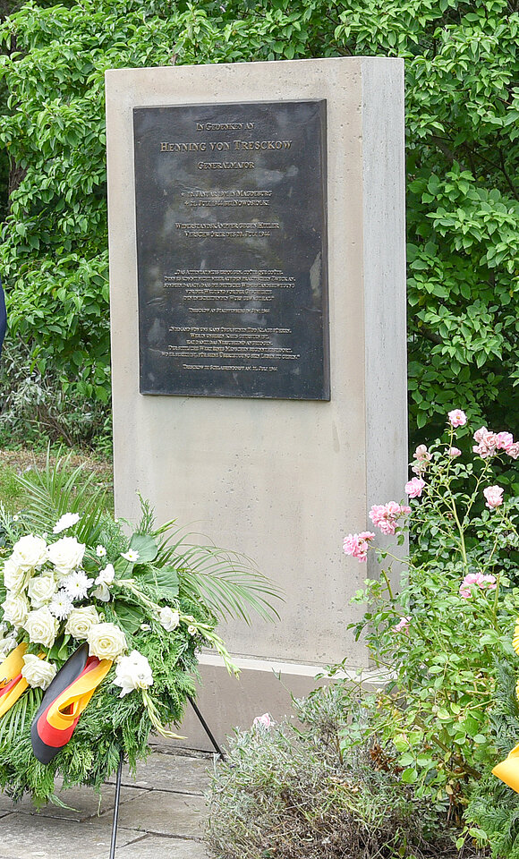 Die Gedenkstele für Henning von Tresckow wurde zu dessen 100. Geburtstag im Jahr 2001 enthüllt. Seitdem finden hier jährlich zum Jahrestag des Attentats auf Hitler am 20. Juli 1944 Gedenkveranstaltungen statt.