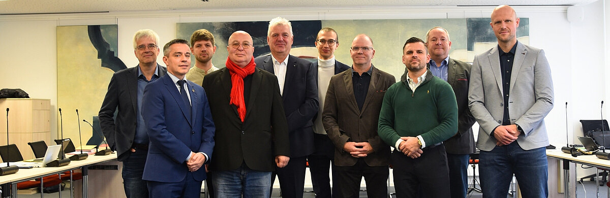 Der Ausschuss für Finanzen am Sitzungsbeginn der Konstituierung. Es fehlt ein AfD-Mitglied, zudem waren verschiedene stellvertretende Mitglieder im Einsatz.