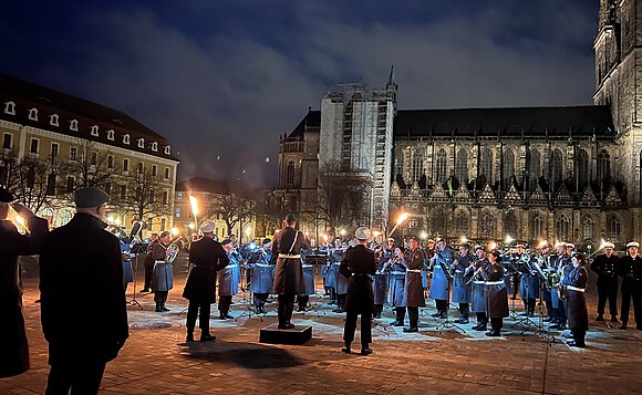 Serenade des Heeresmusikkorps auf dem Magdeburger Domplatz.