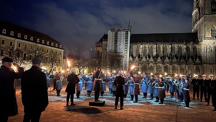 Serenade des Heeresmusikkorps auf dem Magdeburger Domplatz.