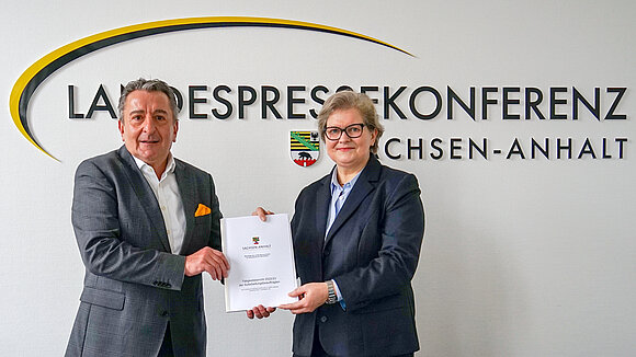 ltlsa/smü Foto von Landtagspräsident Dr. Gunnar Schellenberger, der den Tätigkeitsbericht 2022/2023 der Landesbeauftragten zur Aufarbeitung der SED-Diktatur Birgit Neumann-Becker entgegennimmt..