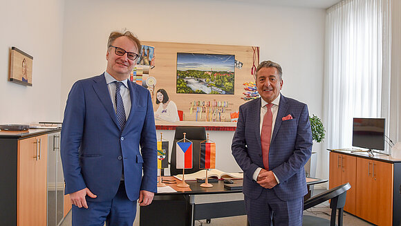 LTLSA/stb Botschafter und Landtagspräsident stehen nebeneinander im Amtszimmer