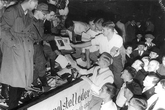 Bundesarchiv/Bild 183-B0527-0001-776 Die beschlagnahmten Bücher werden auf einem Wagen gesammelt und zur Verbrennung auf den Opernplatz in Berlin gefahren.
