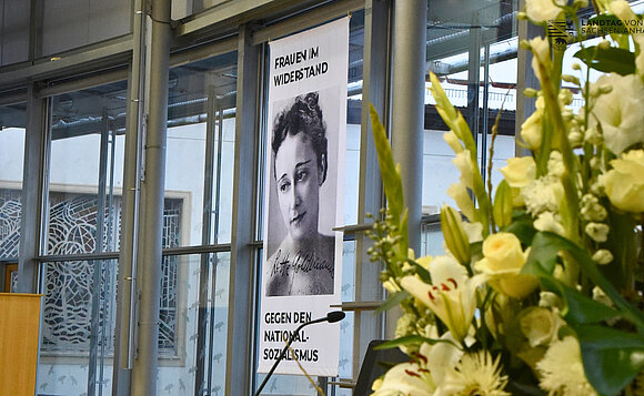 Blumen und Plakat bei der Gedenkveranstaltung am Holocaustgedenktag im Landtag von Sachsen-Anhalt.