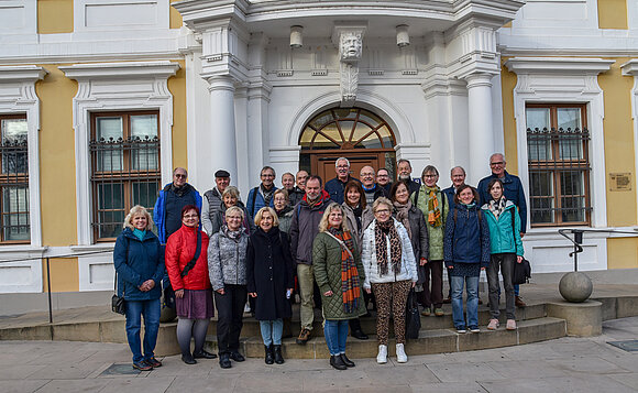 Gruppenfoto der Stadtführerinnen und  Stadtführer aus Magdeburg vor dem Landtag am Domplatz.