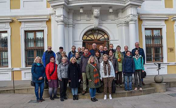 Gruppenfoto der Stadtführerinnen und  Stadtführer aus Magdeburg vor dem Landtag am Domplatz.