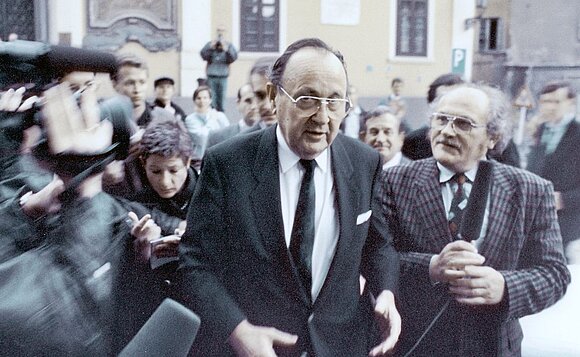 Der damalige Bundesaußenminister Hans-Dietrich Genscher trifft am 30. September 1989 in der bundesdeutschen Botschaft in Prag ein.