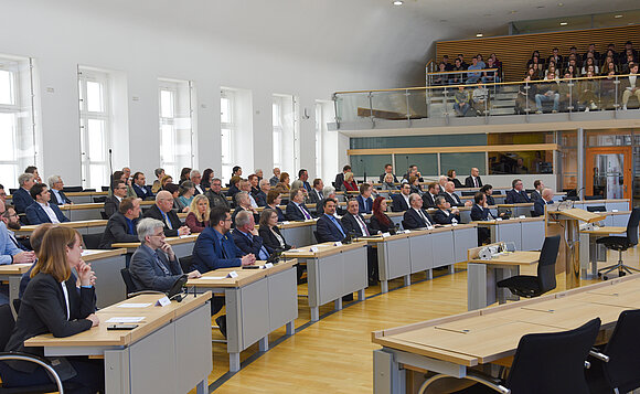 Blick in den vollbesetzten Plenarsaal des Landtags während der Gedenkstunde anlässlich des Holocaustgedenktags 2024.