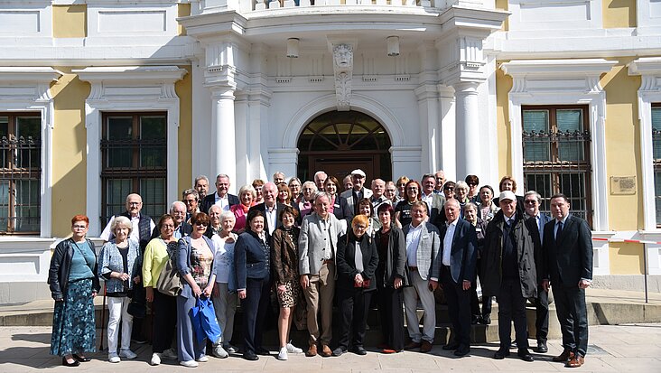Gruppenbild vor dem Haupteingang des Landtags von Sachsen-Anhalt.