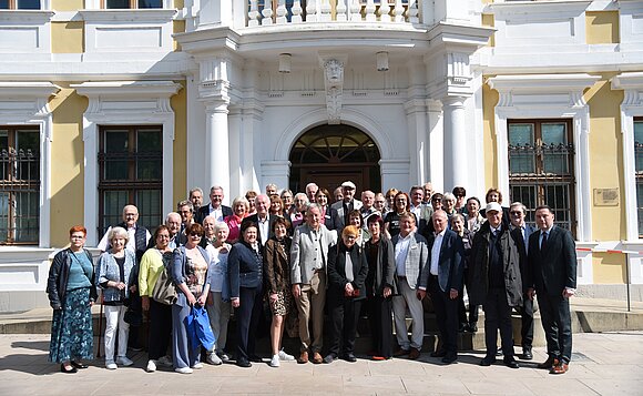 Gruppenbild vor dem Haupteingang des Landtags von Sachsen-Anhalt.