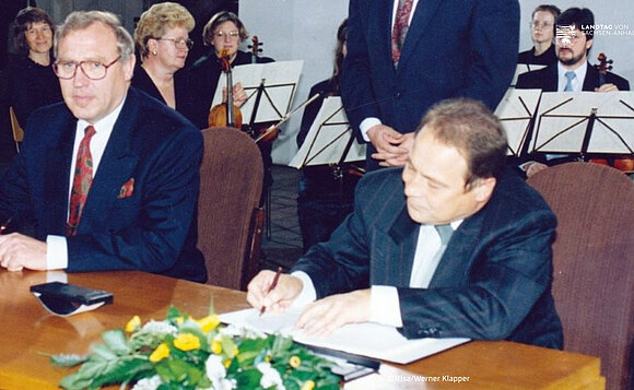 Dr. Keitel bei der feierlichen Ausfertigung der Landesverfassung im Jahr 1992.