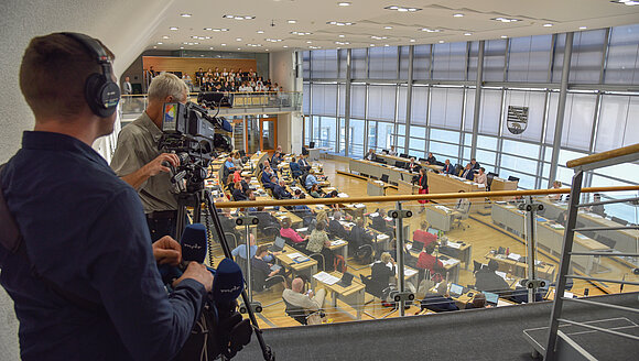 Blick in den Plenarsaal von der Pressetribüne aus.