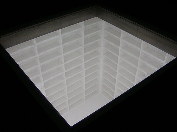 Daniel Neugebauer/CC-BY-SA-2.5 Denkmal für die Bücherverbrennung in Berlin. Es zeigt einen unterirdischen Raum mit leeren Bücherregalen.