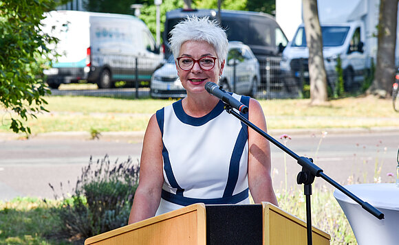 Regina-Dolores Stieler-Hinz, Beigeordnete der Stadt Magdeburg, spricht während der Gedenkveranstaltung.