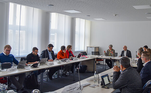 Blick in die Gesprächsrunde des Runden Tisches