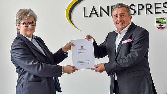 ltlsa/smü Landtagspräsident Dr. Gunnar Schellenberger nahm den Tätigkeitsbericht 2021/2022 von der Landesbeauftragten Birgit Neumann-Becker entgegen.