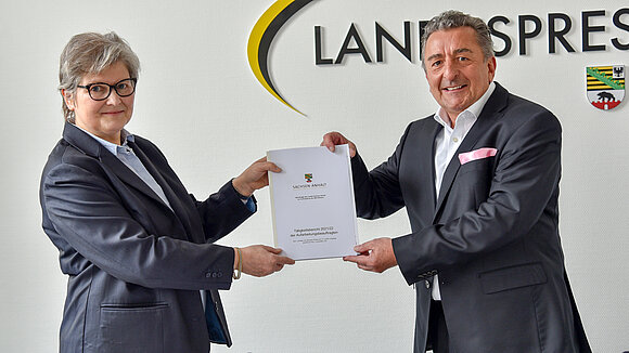 Landtagspräsident Dr. Gunnar Schellenberger nahm den Tätigkeitsbericht 2021/2022 von der Landesbeauftragten Birgit Neumann-Becker entgegen.