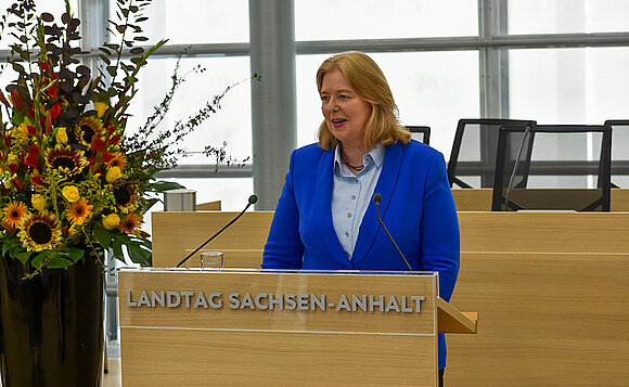 Bärbel Bas am Rednerpult im Plenarsaal