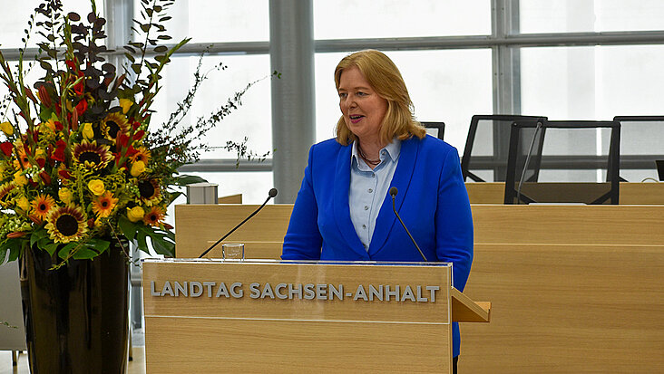 ltlsa/stb Bärbel Bas am Rednerpult im Plenarsaal