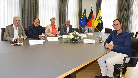 ltlsa/smü Dr. Daniel Aschheim (r.) von der israelischen Botschaft in Berlin im Gespräch mit Landtagsvizepräsidentin Anne-Marie Keding sowie den Abgeordneten Olaf Meister, Dr. Falko Grube und Jörg Bernstein (v.l.).