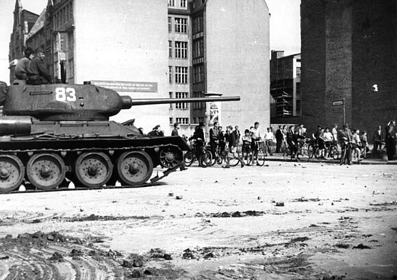 Von der sowjetischen Besatzungsmacht eingesetzte Panzer zur Niederschlagung der Unruhen in der Berliner Schützenstraße am 17. Juni 1953.