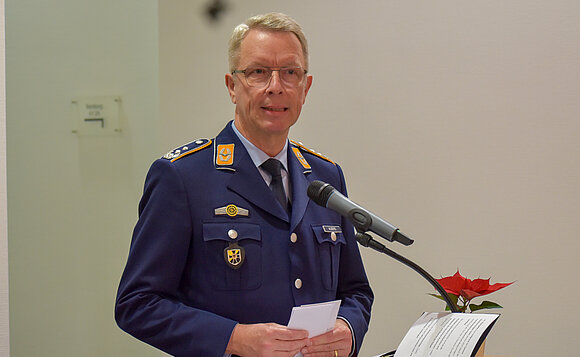 Oberst Bernd Albers, Leiter des Landeskommandos Sachsen-Anhalt, steht am Rednerpult