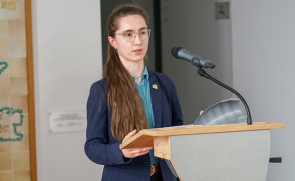 Bundessiegerin Anne Marie Bobes stellt ihr Projekt vor.