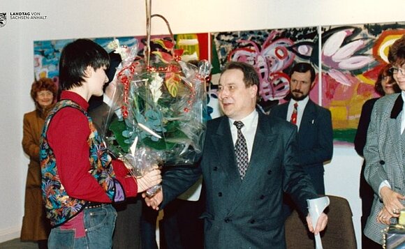 Dr. Keitel eröffnet die Ausstellung des Kinderheims St. Josef aus  Halberstadt im Januar 1994 im Ausstellungsraum des Landtags.