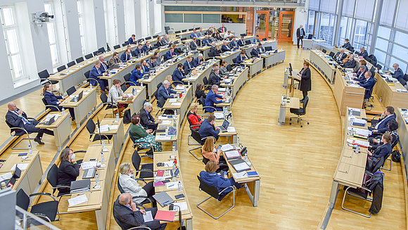 Blick von der Pressetribüne in den vollbesetzten Plenarsaal des Landtags von Sachsen-Anhalt.