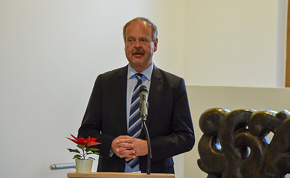 Landtagsvizepräsident Wulf Gallert steht hinterm Rednerpult und spricht.