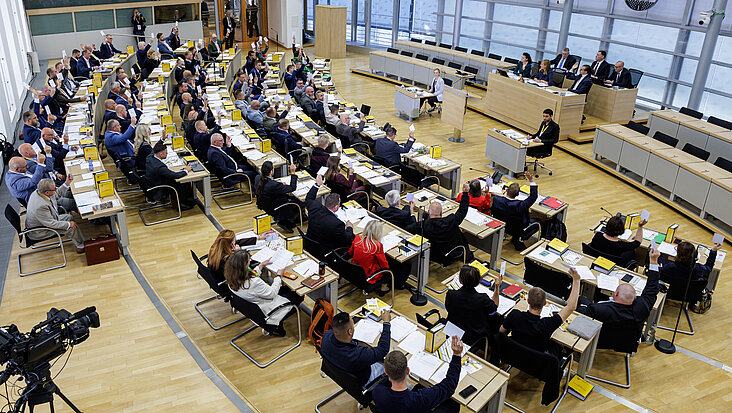 Blick in den vollbesetzten Plenarsaal des Landtags von Sachsen-Anhalt.