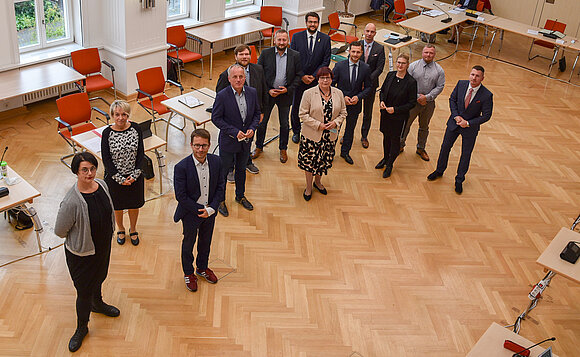 Gruppe von Abgeordneten steht im Restaurant des Landtags