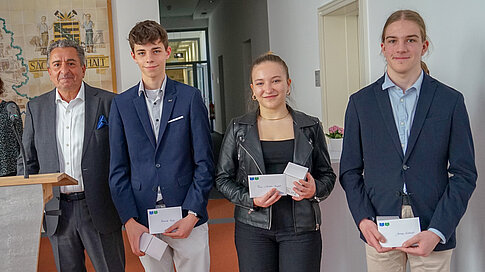 Landtagspräsident Dr. Gunnar Schellenberger und die Forschenden Frederik Tiede, Tessa Marleen Seyfert und Janusz Kohnert.