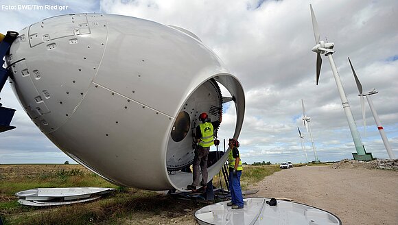 BWE/Tim Riediger/nordpool Inspektion der Turbine eines Windrads.