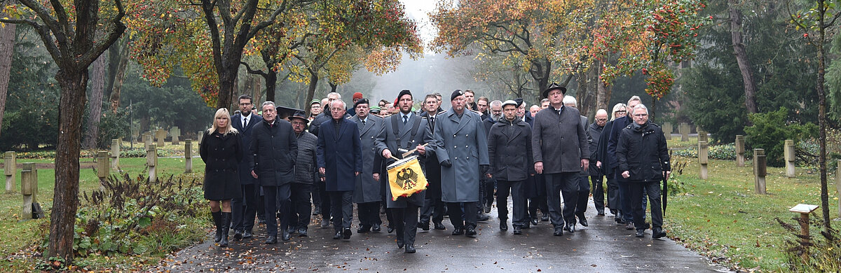 Trauermarsch zur Kranzniederlegung auf dem Magdeburger Westfriedhof.
