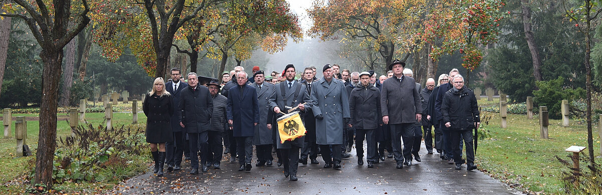 Trauermarsch zur Kranzniederlegung auf dem Magdeburger Westfriedhof.