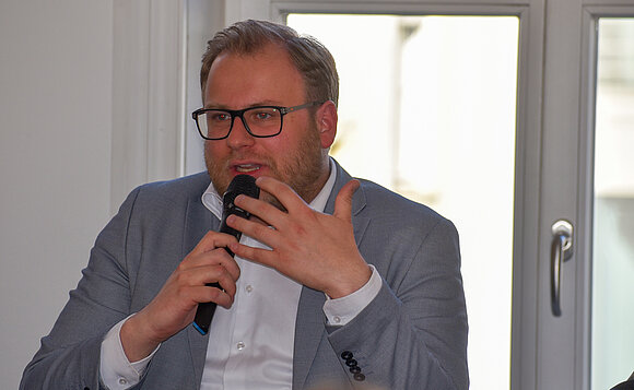 Konstantin Pott mit Mikro in der Hand