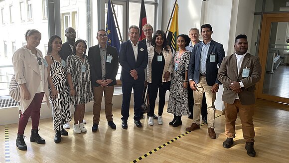 Die Sängerinnen und Sänger vom Coro Gospel de Cuba zusammen mit Landtagspräsident Dr. Gunnar Schellenberg im Plenarsaal des Landtags von Sachsen-Anhalt.