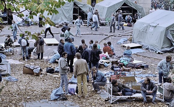 Zeltlager im Garten der bundesdeutschen Botschaft in Prag (1989).