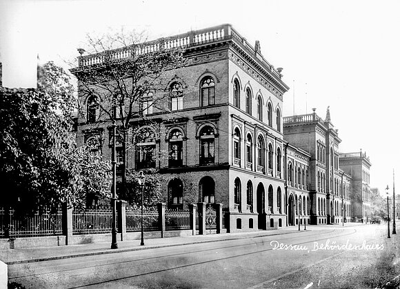 Stadtarchiv Dessau Blick auf das Behördenhaus in Dessau.