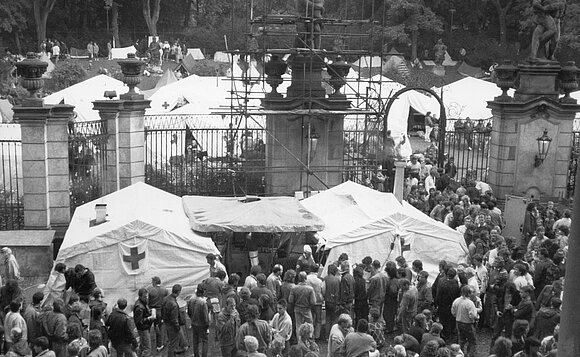 Zeltlager im Garten der Prager Botschaft