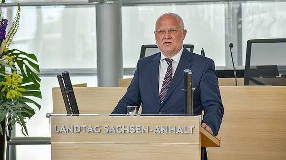 ltlsa/smü Landesverfassungsgerichtspräsident Dr. Uwe Wegehaupt während seiner Rede beim Festakt zu „30 Jahre Landesverfassung“ am Rednerpult im Plenarsaal.