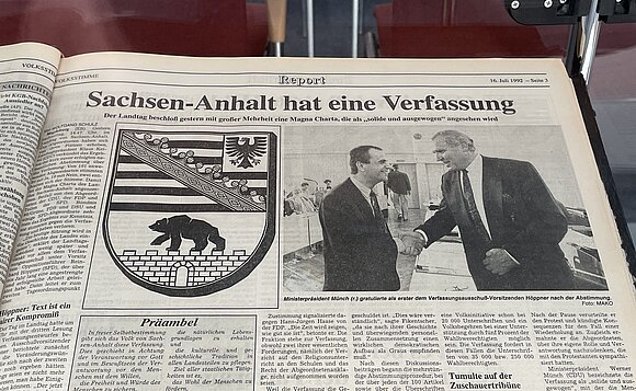 Blick auf alte Volksstimme-Ausgabe. Es wurde über die neue Landesverfassung berichtet.