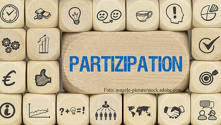 Kleine Würfel mit unterschiedlichen Symbolen stellen das Wesen von Demokratie und Mitbestimmung dar.