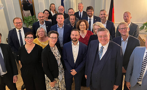 Die Mitglieder des Sozialausschusses des Landtags von Sachsen-Anhalt in Dänemark. Mit auf dem Bild ist der deutsche Botschafter Pascal Hector (2.v.r.).