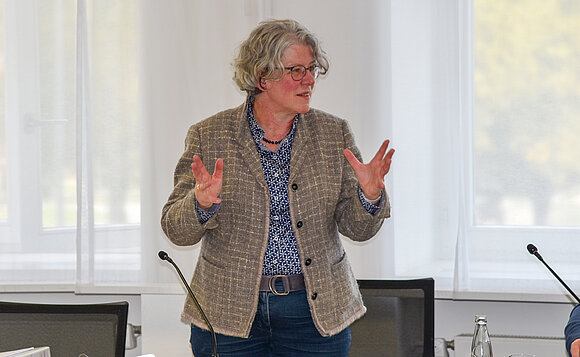 Landtagsvizepräsidentin Keding hält stehend ein Grußwort.