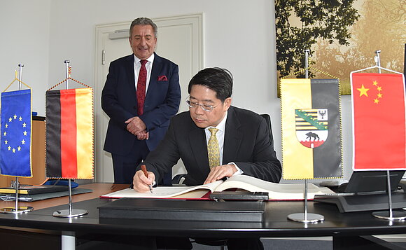 Der Botschafter der Volksrepublik China, S. E. Hongbo Deng, trug sich ins Gästebuch des Landtags von Sachsen-Anhalt ein.