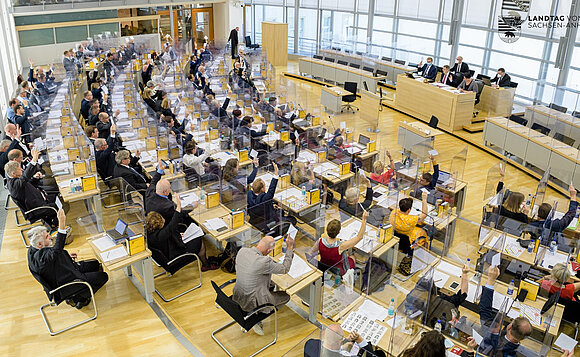 Erste Abstimmung im nun vollbesetzten Plenarsaal.