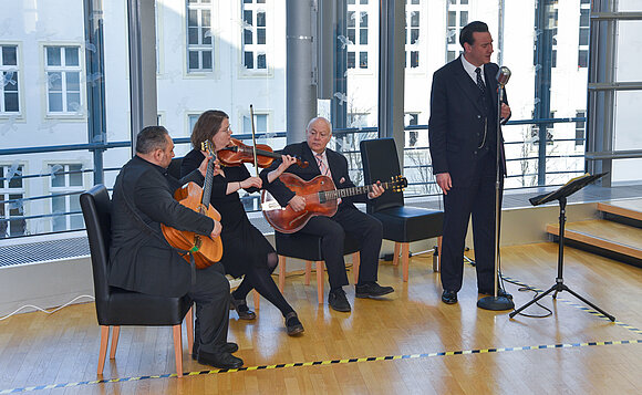 Das Romani Weiss Swingett und Nicolo Kramer umrahmten die Veranstaltung musikalisch.