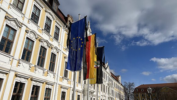 Vor dem Landtag wehen drei Flaggen mit Trauerflor